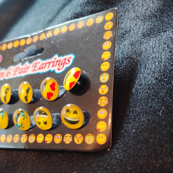 Stud earrings - Picture 3 of 4